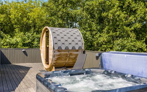 Jonna - 700M from the Sea: Baignoire, Composite, Jacuzzi, Luminaire Plomberie, Tache De Bois, Dur, Plate-Forme, Piscine, Plante D'Appartement