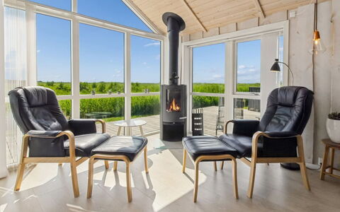 Jonna - 700M from the Sea: Meubles, Chaise, Design Intérieur, Sol, Bois, Parquet, Salon, Sol, Canapé, Table