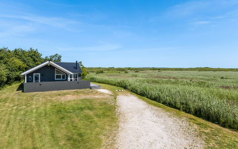 Jonna - 700M from the Sea: Domicile, Chalet, Porche, Dur, Siding, Plate-Forme, Ombre, Planche, Biens, Batiments Jardin