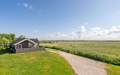 Jonna - 700M from the Sea: Domicile, Chalet, Porche, Dur, Siding, Plate-Forme, Ombre, Planche, Biens, Batiments Jardin