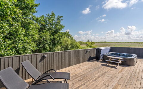 Jonna - 700M from the Sea: Domicile, Chalet, Porche, Dur, Siding, Plate-Forme, Ombre, Planche, Biens, Batiments Jardin