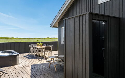 Jonna - 700M from the Sea: Domicile, Chalet, Porche, Dur, Siding, Plate-Forme, Ombre, Planche, Biens, Batiments Jardin