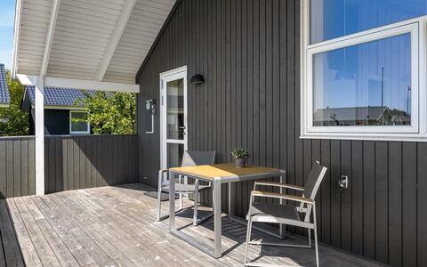 Jonna - 700M from the Sea: Domicile, Chalet, Porche, Dur, Siding, Plate-Forme, Ombre, Planche, Biens, Batiments Jardin