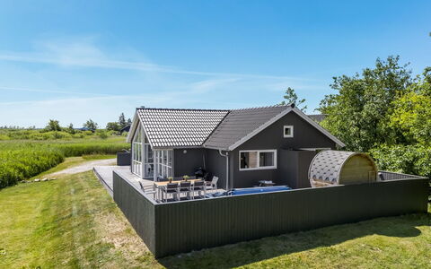Jonna - 700M from the Sea: Domicile, Chalet, Porche, Dur, Siding, Plate-Forme, Ombre, Planche, Biens, Batiments Jardin