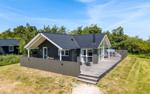 Jonna - 700M from the Sea: Domicile, Chalet, Porche, Dur, Siding, Plate-Forme, Ombre, Planche, Biens, Batiments Jardin