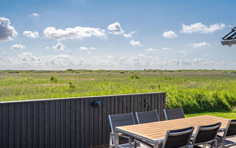 Jonna - 700M from the Sea: Domicile, Chalet, Porche, Dur, Siding, Plate-Forme, Ombre, Planche, Biens, Batiments Jardin