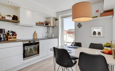 Gerharde - 2.3Km from the Sea: Meubles, Design Intérieur, Cuisine, Comptoir, Sol, Bois, Plafond, Luminaire, Sol, Pièce