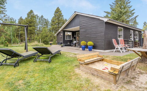 Bjarka - 2.9Km from the Sea: Chalet, Domicile, Maison, Toit, Porche, Biens, Siding, Batiments Jardin, Ferme, Cour