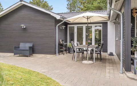 Bjarka - 2.9Km from the Sea: Chalet, Domicile, Maison, Toit, Porche, Biens, Siding, Batiments Jardin, Ferme, Cour