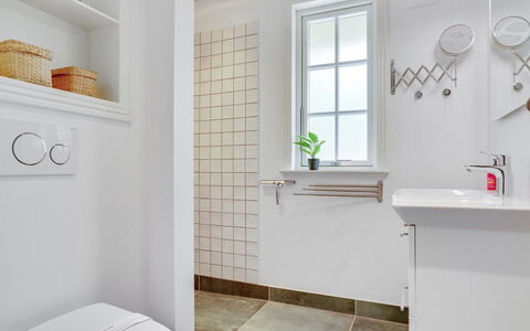 Emmeli - 1.2Km from the Sea: Salle De Bains, Sol, Luminaire Plomberie, Mur, Design Intérieur, Sol, Toilette, Plomberie, Plafond, Robinet