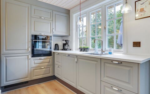 Emmeli - 1.2Km from the Sea: Cabinetry, Design Intérieur, Cuisine, Sol, Bois, Comptoir, Tiroir, Sol, Meubles, Appareil De Cuisine