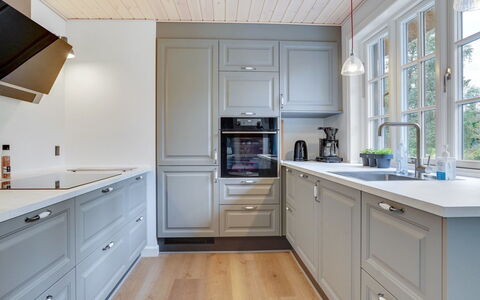 Emmeli - 1.2Km from the Sea: Cuisine, Cabinetry, Bois, Design Intérieur, Sol, Comptoir, Tiroir, Appareil De Cuisine, Plafond, Sol