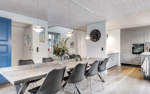 Emmeli - 1.2Km from the Sea: Bois, Plafond, Design Intérieur, Meubles, Sol, Table Cuisine Et Salle A Manger, Luminaire, Chaise, Salle À Manger