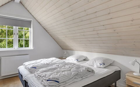 Emmeli - 1.2Km from the Sea: Bois, Chambre, Lit, Sol, Sol, Plafond, Design Intérieur, Domicile, Literie, Cadre De Lit