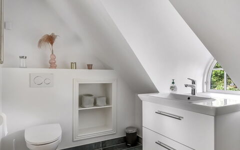 Emmeli - 1.2Km from the Sea: Lavabo, Luminaire Plomberie, Salle De Bains, Évier, Armoire De Toilette, Robinet, Sol, Sol, Design Intérieur, Plomberie