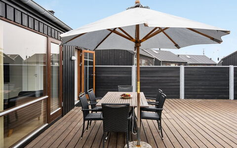 Elara - 200M from the Sea: Arbuste, Design Urbain, Couverture De Sol, Brique, Appartement, Biens, Brickwork, Balcon, Aménagement Paysager