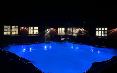 Edelgard - 4.5Km from the Sea: Bleu, Piscine, Éclairage, Nuit, Minuit
