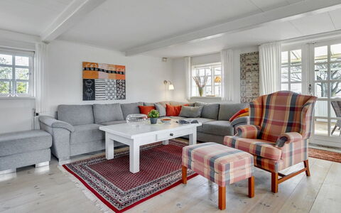 Edelgard - 4.5Km from the Sea: Meubles, Canapé, Design Intérieur, Salon, Plafond, Table, Domicile, Sol, Appartement