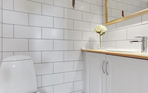 Edelgard - 4.5Km from the Sea: Mur, Sol, Sol, Design Intérieur, Salle De Bains, Luminaire Plomberie, Tuile, Plomberie, Toilette