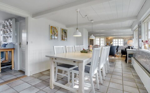Edelgard - 4.5Km from the Sea: Meubles, Sol, Sol, Design Intérieur, Bois, Plafond, Table, Table Cuisine Et Salle A Manger, Parquet, Salle À Manger