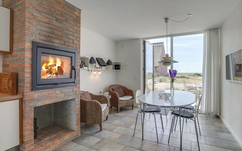 Helgo - 250M from the Sea: Bois, Sol, Meubles, Brique, Sol, Foyer, Brickwork, Salon, Chaise, Tache De Bois