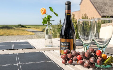 Helgo - 250M from the Sea: Meubles, Bouteille, Du Vin, Bouteille En Verre, Aliments, Bouteille De Vin, Chaise, Serveware