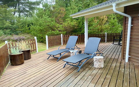 Orpah - 2.5Km from the Sea: Bois, Parquet, Mobilier De Jardin, Dur, Porche, Plate-Forme, Sol, Meubles, Sol, Tache De Bois