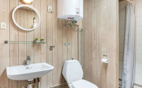 Eliane - 4Km from the Sea: Salle De Bains, Siège De Toilette, Luminaire Plomberie, Mur, Toilette, Lavabo, Sol, Design Intérieur, Évier, Sol