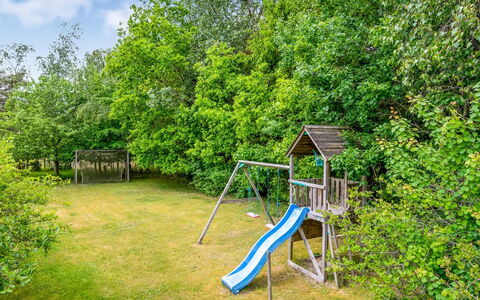 Eliane - 4Km from the Sea: Arbuste, Toboggan, Jardin, Pelouse, Ombre, Cour, Aménagement Paysager, Arrière-Cour, Parc, Équipement Extérieur Play