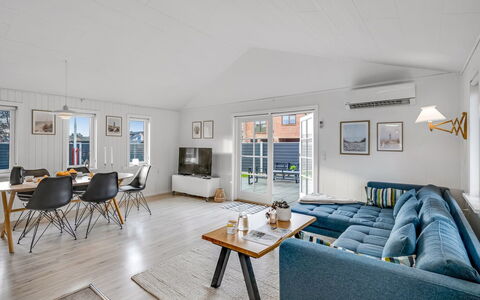 Aila - 1.4Km from the Sea: Bois, Canapé, Domicile, Meubles, Design Intérieur, Sol, Salon, Sol, Plafond