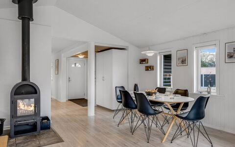 Aila - 1.4Km from the Sea: Sol, Bois, Sol, Design Intérieur, Plafond, Parquet, Domicile, Salon, Meubles, Pièce