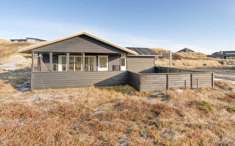 Meike - 300M from the Sea: Toit, Maison, Lot Terre, Domicile, Chalet, Biens, Batiments Jardin, Ombre, Cabane En Rondins, Aménagement Paysager