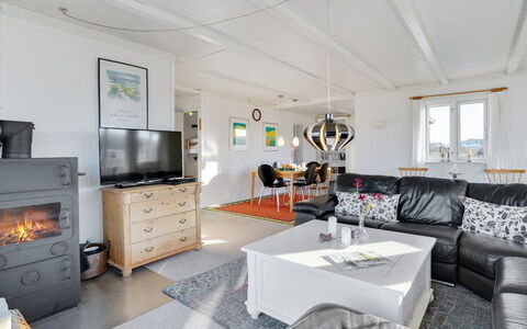 Meike - 300M from the Sea: Sol, Sol, Plafond, Design Intérieur, Comptoir, Cuisine, Cabinetry, Pièce, Principaux Appliance, Luminaire