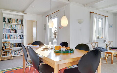 Meike - 300M from the Sea: Sol, Sol, Plafond, Design Intérieur, Comptoir, Cuisine, Cabinetry, Pièce, Principaux Appliance, Luminaire