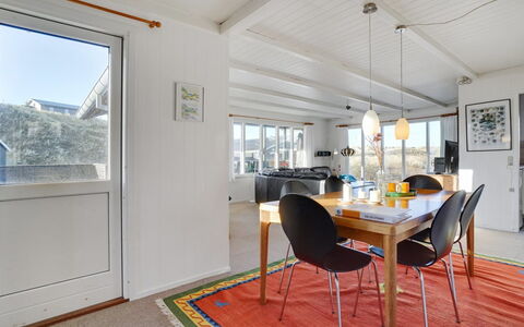 Meike - 300M from the Sea: Sol, Sol, Plafond, Design Intérieur, Comptoir, Cuisine, Cabinetry, Pièce, Principaux Appliance, Luminaire