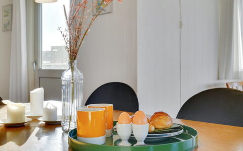 Meike - 300M from the Sea: Sol, Sol, Plafond, Design Intérieur, Comptoir, Cuisine, Cabinetry, Pièce, Principaux Appliance, Luminaire