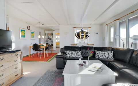 Meike - 300M from the Sea: Toit, Maison, Domicile, Chalet, Siding, Allée, Cabanon, Biens, Batiments Jardin, Ombre