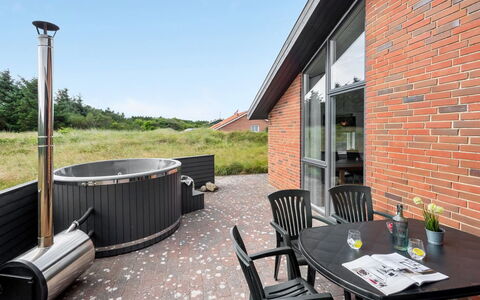 Mert - 1.2Km from the Sea: Herbe, Maison, Toit, Domicile, Chalet, Arbuste, Lot Terre, Zone Rurale, Ferme, Couverture De Sol