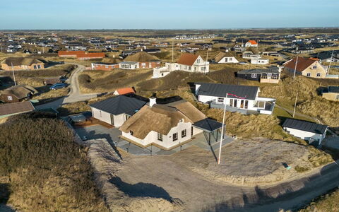 Annelouise - 100M from the Sea: Maison, Toit, Domicile, Chalet, Cabanon, Batiments Jardin, Siding, Cour, Cabane En Rondins, Cabane
