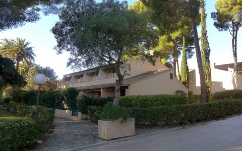 Saint Cyr sur Mer les Lecques 210: Plante, Ciel, Bâtiment, Arbre, Surface De La Route, Ombre, Maison, Arecales, Asphalte, Design Urbain