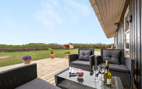 Thamara - 350M from the Sea: Maison, Toit, Domicile, Chalet, Cabanon, Batiments Jardin, Siding, Cour, Cabane En Rondins, Cabane