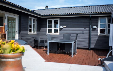Algea - 300M from the Sea: Bois, Porte, Maison, Domicile, Toit, Siding, Mobilier De Jardin, Chalet, Plate-Forme, Porche