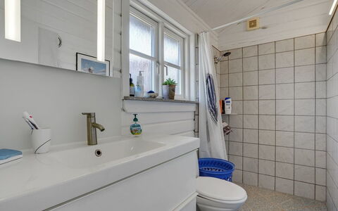 Algea - 300M from the Sea: Sol, Luminaire Plomberie, Sol, Salle De Bains, Plomberie, Évier, Robinet, Tuile, Toilette, Armoire De Toilette