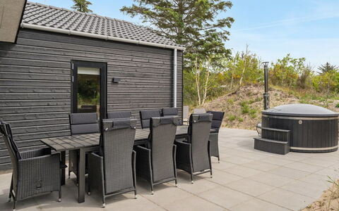 Antonina - 800M from the Sea: Bois, Toit, Maison, Chalet, Porte, Domicile, Siding, Lot Terre, Batiments Jardin, Cabanon