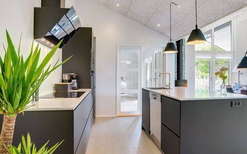 Antonina - 800M from the Sea: Cuisine, Design Intérieur, Comptoir, Sol, Meubles, Luminaire, Plafond, Appareil De Cuisine, Bois, Cabinetry