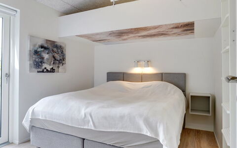 Antonina - 800M from the Sea: Lit, Meubles, Chambre, Design Intérieur, Literie, Drap De Lit, Bois, Plafond, Sol, Sol