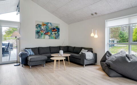 Antonina - 800M from the Sea: Sol, Bois, Sol, Design Intérieur, Parquet, Meubles, Plafond, Salon, Canapé, Domicile