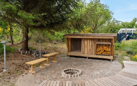 Antonina - 800M from the Sea: Bois, Jardin, Dur, Arrière-Cour, Tache De Bois, Lumber, Matériau Naturel, Planche, Aménagement Paysager, Structure En Plein Air