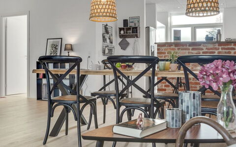 Ilsabe - 2Km from the Sea: Bois, Sol, Design Intérieur, Sol, Meubles, Parquet, Pièce, Plafond, Tache De Bois, Dur