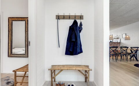 Ilsabe - 2Km from the Sea: Bois, Sol, Design Intérieur, Sol, Meubles, Parquet, Pièce, Plafond, Tache De Bois, Dur